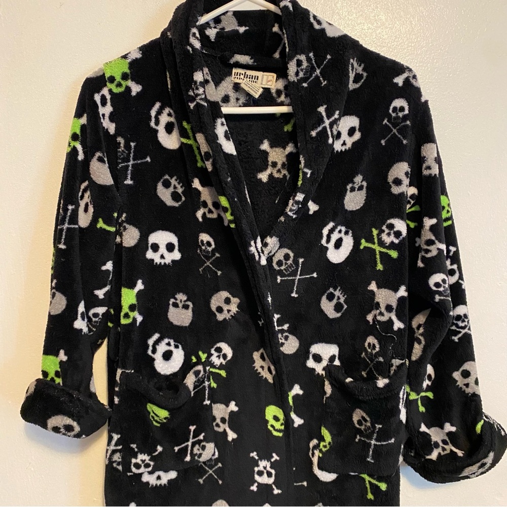 Urban‎ Pipeline Skull Print Robe Girls Size L 12-14 Has No Tie Strap